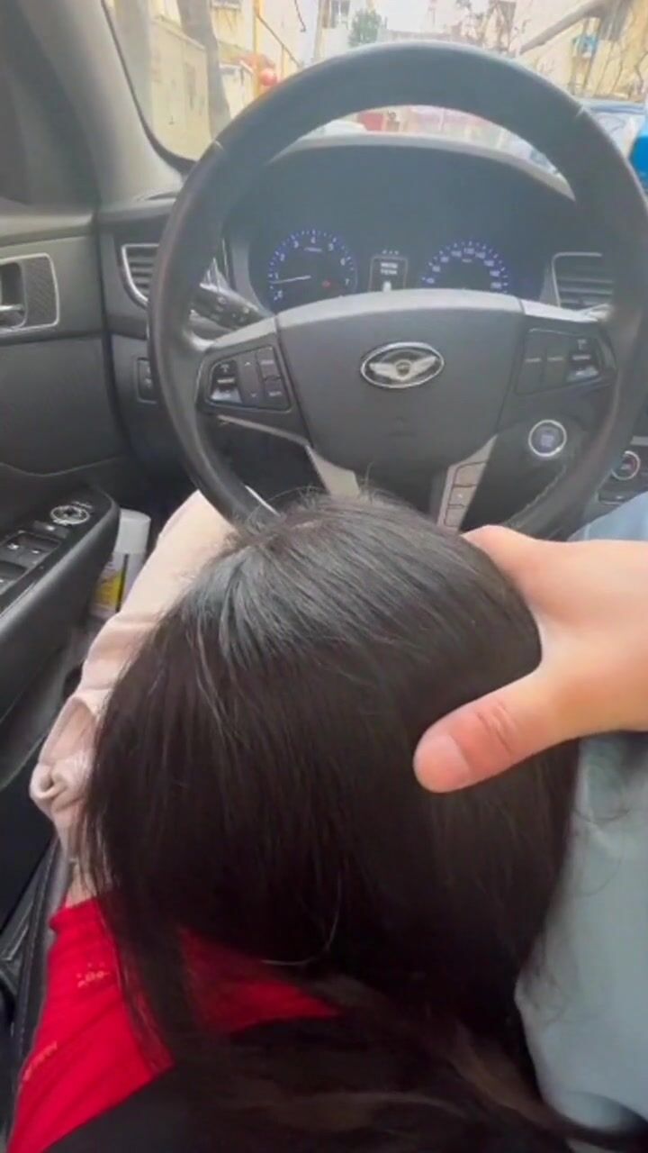 賓利車主肆意妄為約炮外圍女車震深喉口爆 按著頭使勁裹 果然是車標決定女人質量 