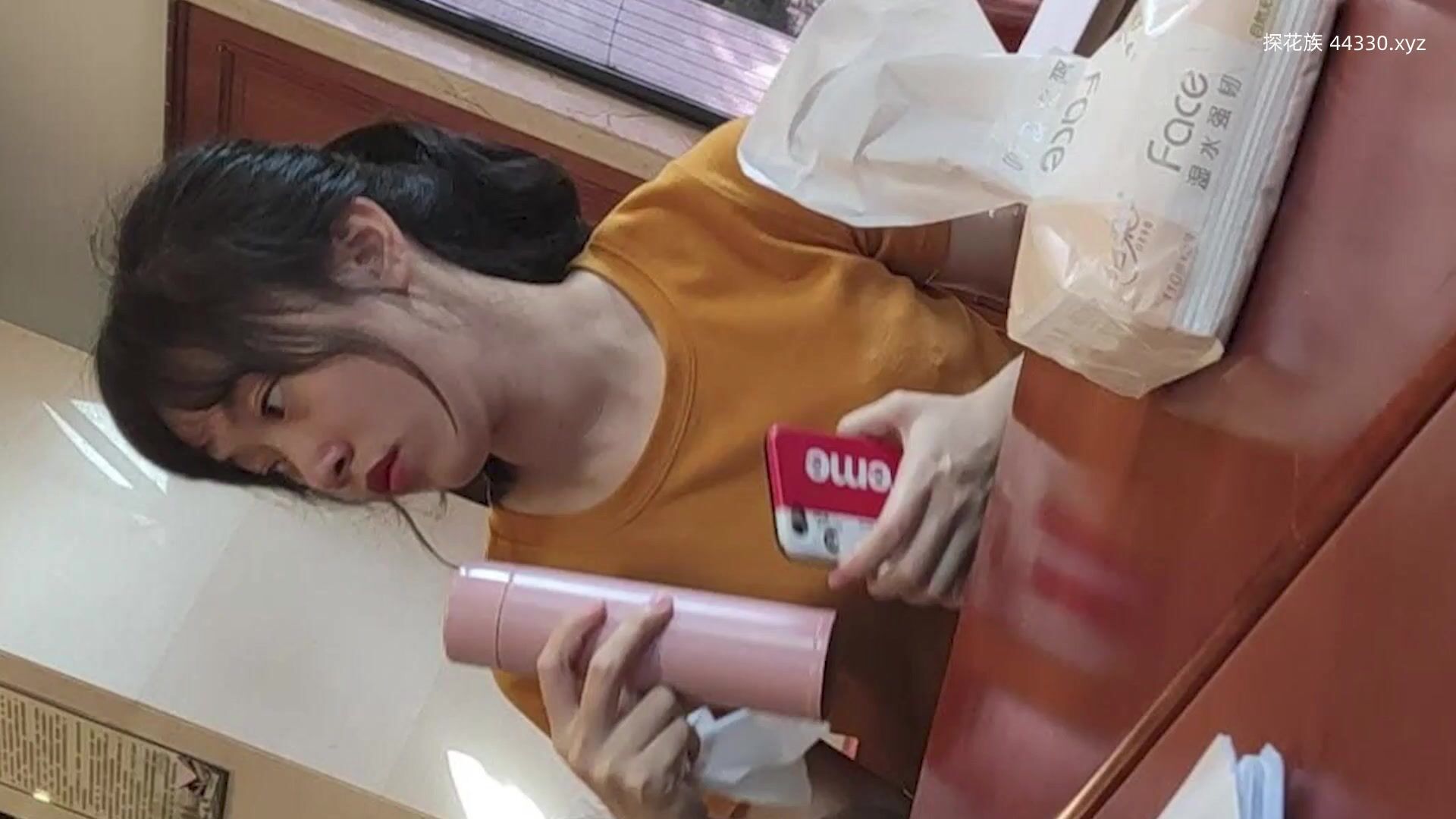 圖書室學習的女孩,看她從包里拿了一包紙巾出來,我就知道她要去廁所了,趕忙尾隨拍她逼_1