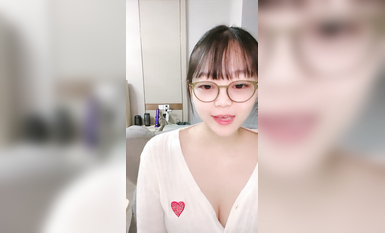 清純系眼鏡美少女桃子！頂級大肥臀超誘惑！翹起屁股搖擺，手指扣穴聽見水聲，嬌喘呻吟欲罷不能