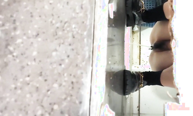 廁拍籃球坐著等閨蜜的妹子,小陰唇上吊著一小坨肉球球