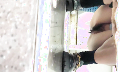 廁拍籃球坐著等閨蜜的妹子,小陰唇上吊著一小坨肉球球