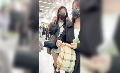 【精品CD】氣質靚女無懼寒冷和朋友逛街 光腿無痕半透明內側面陰毛霸氣外露，前後CD清晰度很高