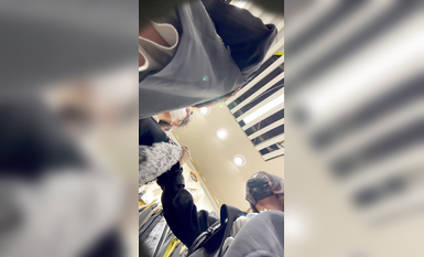 【精品CD】氣質靚女無懼寒冷和朋友逛街 光腿無痕半透明內側面陰毛霸氣外露，前後CD清晰度很高