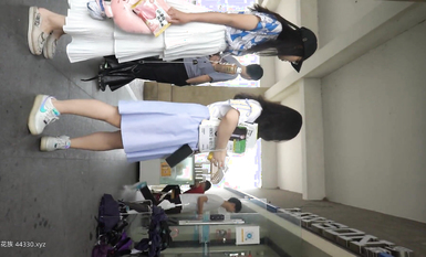 商場抄底時髦小姐姐 內褲破了一個大洞照穿 黑逼毛爭先恐後往外鑽