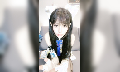 瘦瘦的白白嫩嫩的大眼超級無敵卡哇伊蘿莉，那細細的胳臂和細細的大腿，天然的白虎，這么瘦 白漿居然那麼多 (1)