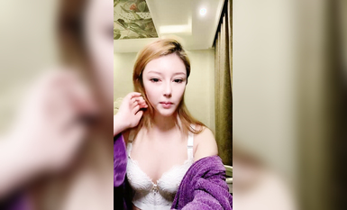 金發性感網紅女神！吸吮手指表情淫盪！脫下內衣揉奶子，無毛騷穴掰開，小秀一波很是誘惑