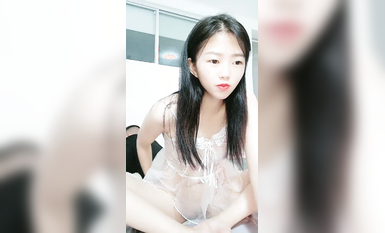 甜美小少婦露臉無毛白虎逼，深夜刺激狼友互動撩騷，主動給小哥哥口交大雞巴，激情上位各種草大哥浪叫不止