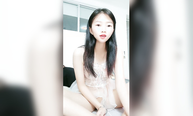 甜美小少婦露臉無毛白虎逼，深夜刺激狼友互動撩騷，主動給小哥哥口交大雞巴，激情上位各種草大哥浪叫不止