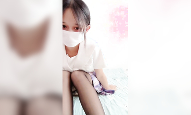 03高中妹黑絲誘惑口罩在家賺生活費大秀直播，聽狼友指揮揉著小奶子展示騷穴，撅著屁股給狼友看逼不要錯過