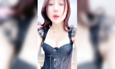 腿模網紅女神！超性感！網襪高跟鞋腿玩年，脫下豹紋內褲，按摩器懟著騷穴震動，掰穴塞入爽翻