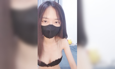 新人甜美少女！苗條身材美乳！揉捏抖動，雙指插入猛扣，手法非常熟練，翹起屁股後面扣弄