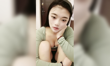 甜美乖巧新人小姐姐！居家和小男友操逼！抓起大屌吸吮，正入抽插要尿尿，白皙美臀騎乘位打樁