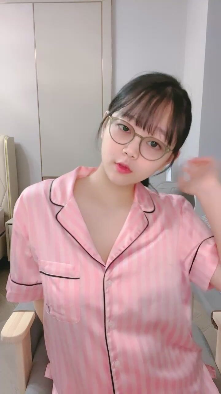 清純系眼鏡妹套裝！白嫩大屁股臀搖！鏡頭前揉搓小穴，手指拍打扣入，呻吟嬌喘水聲嘩嘩