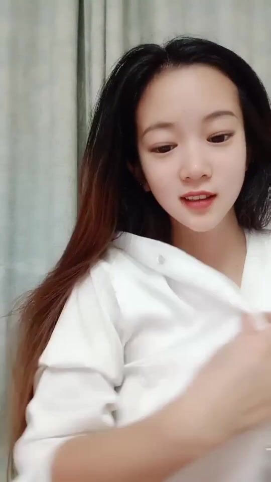 清純學妹露臉顏值高身材好，大秀直播實錄，很有情趣小乳夾帶奶頭性感又漂亮，粉嫩逼逼自己摳水多濕滑真騷啊