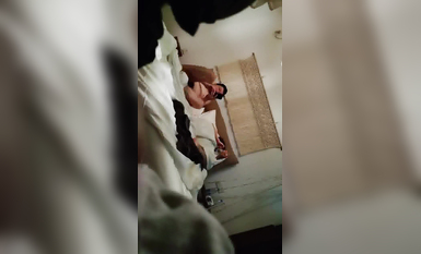 【秋子約良家】，初中語文老師，良家出軌，短發氣質騷貨，卧室衣櫃偷拍，小騷逼被操爽哇哇叫