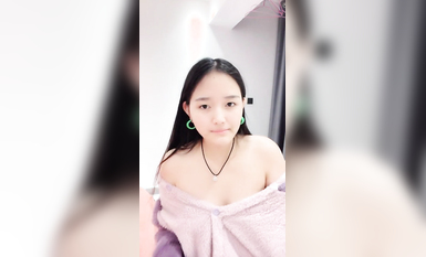 卡哇伊鄰家小妹妹！清純甜美新人！脫掉睡衣肉嘟嘟，多毛超嫩小穴，自摸拿出跳蛋震動，爽的低低呻吟