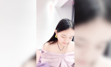 卡哇伊鄰家小妹妹！清純甜美新人！脫掉睡衣肉嘟嘟，多毛超嫩小穴，自摸拿出跳蛋震動，爽的低低呻吟