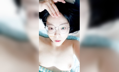 極品雪白嫩妹【QQ糖呀】全裸趴在床上全方展示 好看的要死 (4)