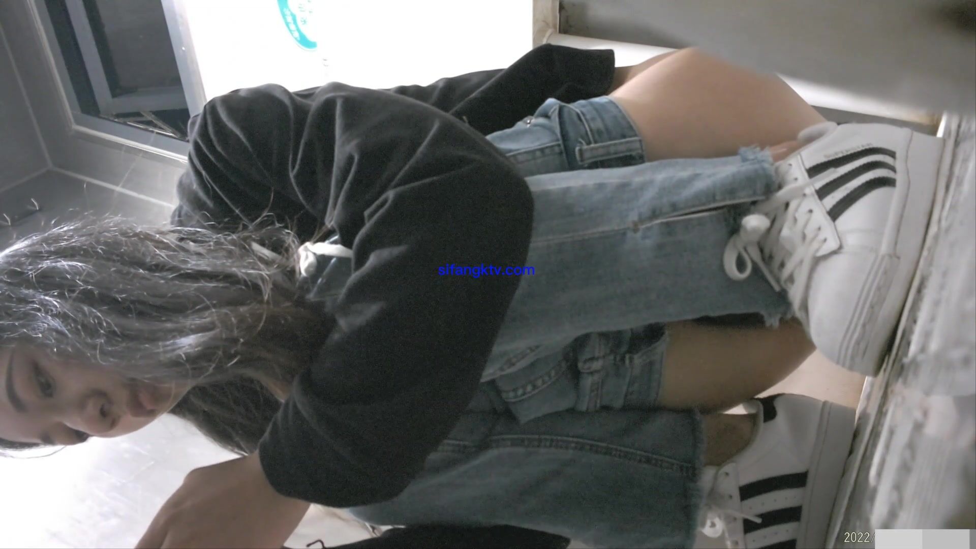 十月最新流出廁拍大神潛入 師范大學附近公共廁所正面全景偷拍青春靚麗學妹第十期-黑色牛仔褲