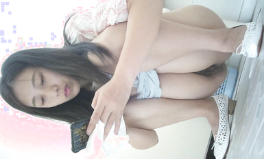 科技樓蹲守白色長裙美女 干凈肥厚的鮑魚