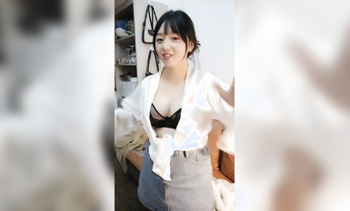 胖胖的大奶妹在家一個人就是個騷，全程露臉各種誘惑，聽狼友指揮揉奶玩逼特寫，大黑牛自慰洗澡誘惑精彩刺激