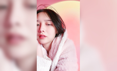 甜美系顏值女神！新人下海收費！珍珠內褲無毛肥穴，撥開近距離特寫，用梳子插穴揉搓非常嫩