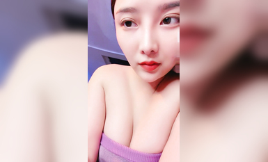 甜美系顏值女神！新人下海收費！珍珠內褲無毛肥穴，撥開近距離特寫，用梳子插穴揉搓非常嫩