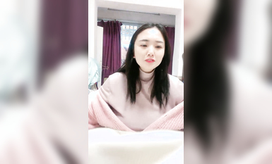 人妻御姐少妇美艳诱人，大奶子控制不住要从衣服里漏出来，礼物轰炸下脱光了诱惑狼友，揉骚奶子展示特写逼逼