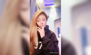 金发性感网红女神！独自一人酒店自慰！展示美足拨开内裤掰穴，揉搓无毛骚逼，振动棒抽插爽翻