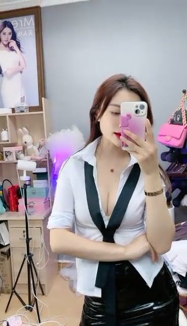 衬衣包臀裙性感女神！黑丝高跟鞋极品腿模！翘起大白臀极度诱惑，按摩器震穴，浪叫呻吟受不了