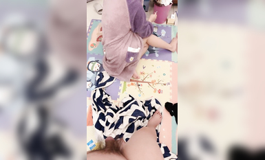 极品大奶少妇，微胖中的极品无毛白虎逼，跪在地上给大哥口交大鸡巴，压在身下无套爆草，浪叫不断眼神迷离