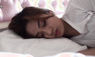 美女模特被三人组强行迷翻,中途不断醒来强行捂住,换上黑丝各种玩弄