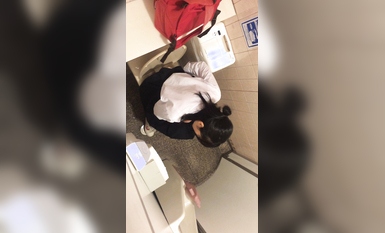 【偷拍精品】大神潜入学校女厕偷拍多位漂亮学妹的小嫩鲍 (3)