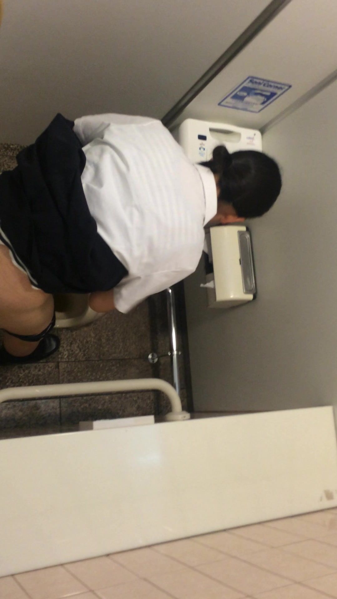 【偷拍精品】大神潜入学校女厕偷拍多位漂亮学妹的小嫩鲍 (8)