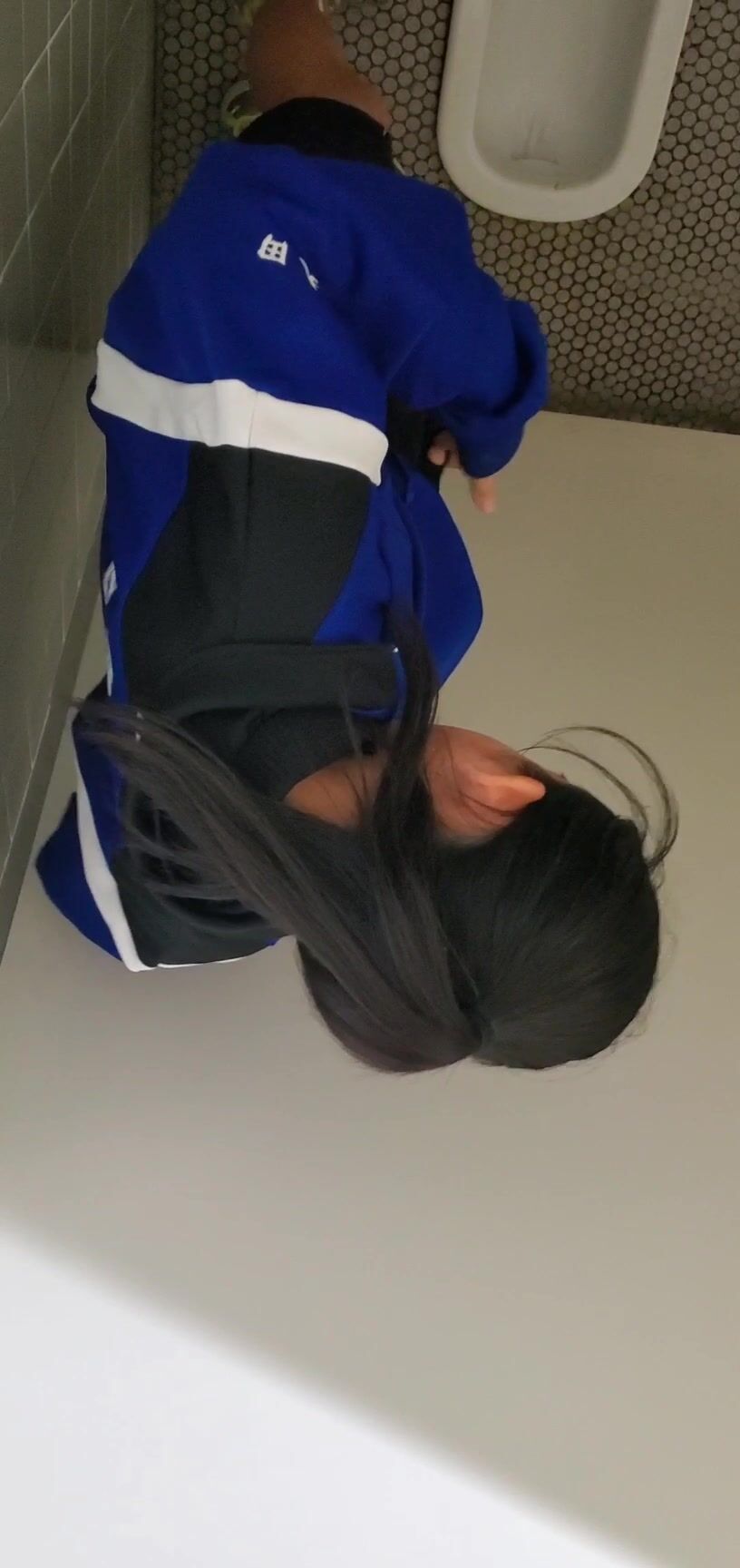 【偷拍精品】大神潜入学校女厕偷拍多位漂亮学妹的小嫩鲍 (1)