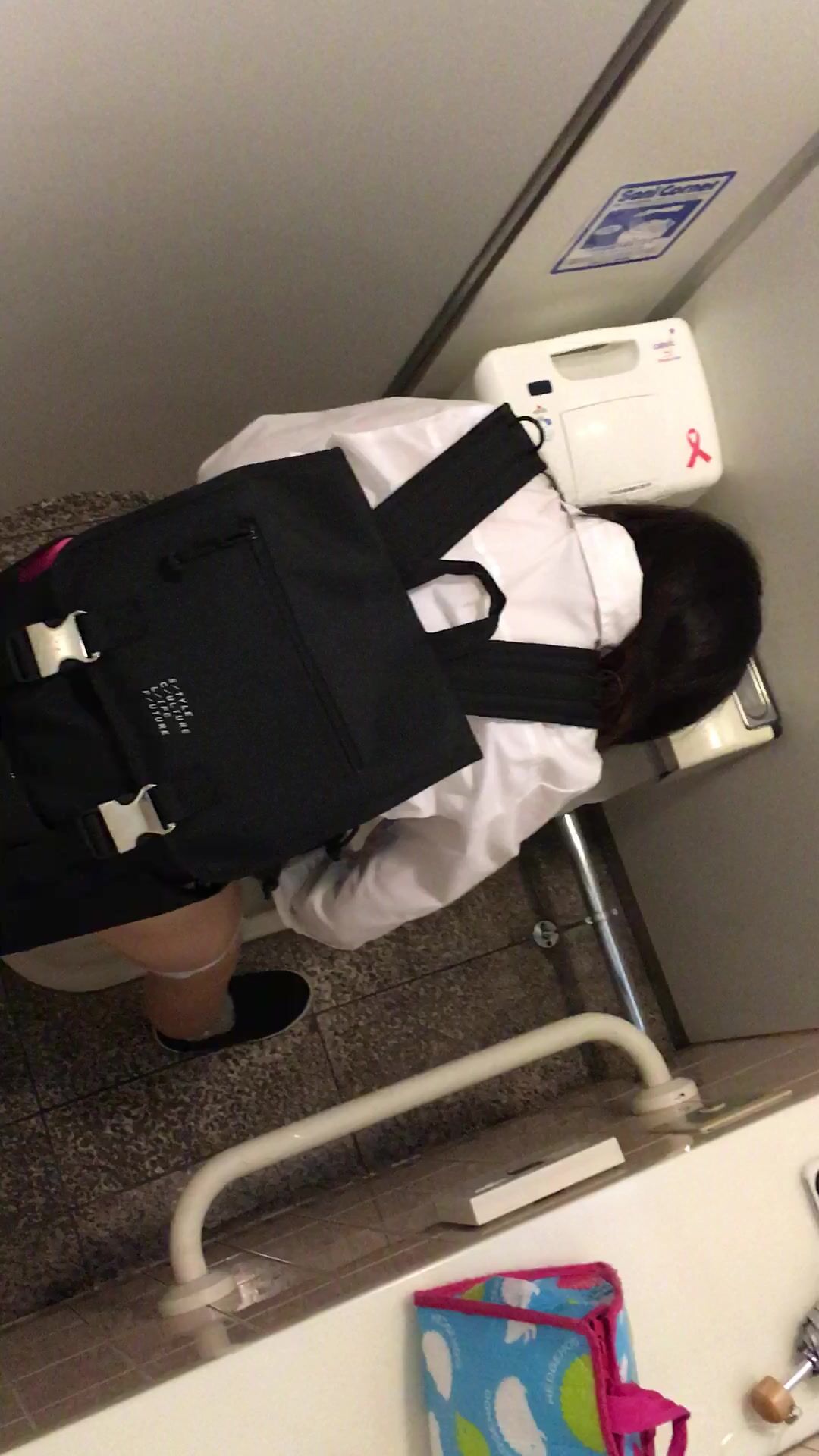 【偷拍精品】大神潜入学校女厕偷拍多位漂亮学妹的小嫩鲍 (1)