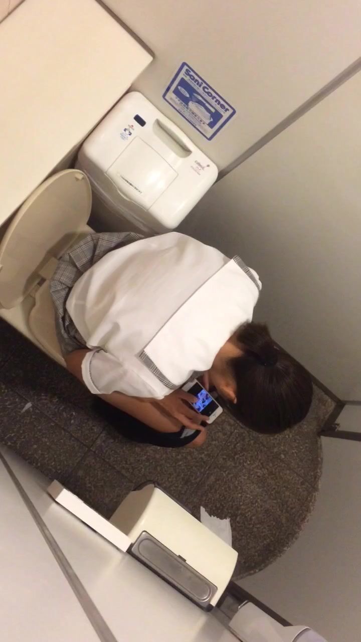 【偷拍精品】大神潜入学校女厕偷拍多位漂亮学妹的小嫩鲍 (10)