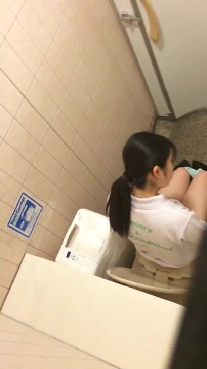【偷拍精品】大神潜入学校女厕偷拍多位漂亮学妹的小嫩鲍 (4)