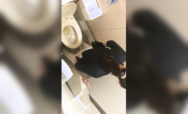 【偷拍精品】大神潜入学校女厕偷拍多位漂亮学妹的小嫩鲍 (7)