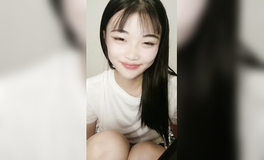 瑶瑶想喝奶露脸小骚逼带来的精彩大秀，真空装性感的骚穴在狼友的指挥下脱光，道具抽插跳蛋摩擦搞到高潮喷水