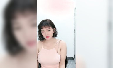 爆乳肥臀短发新人美女！撩下裙子露大奶！多毛骚逼假屌自慰，卫生间地上骑坐，肉感十足超诱人