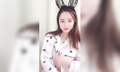 精品推荐！干净白虎美穴！极品尤物女神，全裸展示身材操逼，第一视角深喉，按着双腿爆操