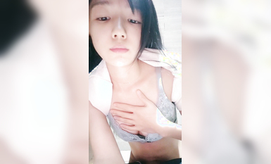 高颜值校花女神又来了，全程露脸厕所偷偷的骚，尿完尿脱掉上衣陪狼友骚，一边玩着奶头一边抠逼精彩又刺激