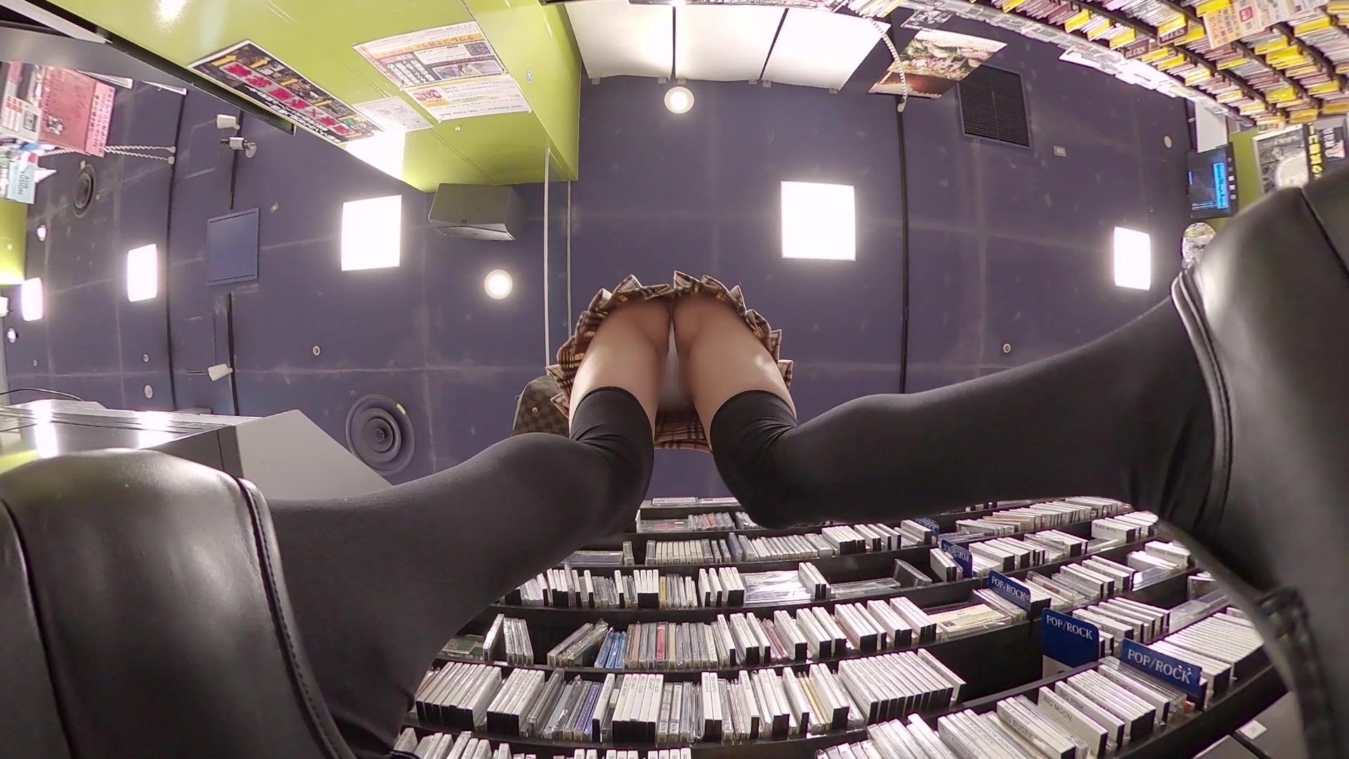 【おまけ動画付き】【後編】爆乳おっぱい！！エグ過ぎるパンチラ＆デカ乳を披露する変態お姉さん！！