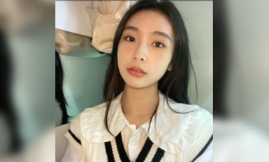 潜入直播中心偷拍美女主播的极品一线馒头B