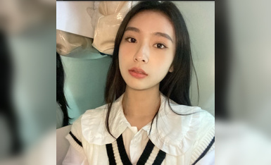 潜入直播中心偷拍美女主播的极品一线馒头B