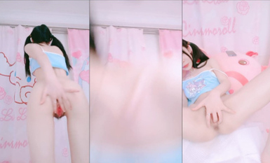 双马尾清纯18小萝莉！卡哇伊大尺度自慰！假屌震动阴蒂洞口磨蹭，按摩器震动高潮湿一片，娇喘呻吟好听