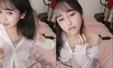 性感白丝情趣制服风骚女友，全程露脸激情大秀直播，淫声荡语骚话连篇互动狼友撩骚，道具玩弄骚穴呻吟可射