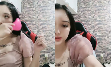 新疆漂亮妹子！黄播界迪丽热巴！应观众要求小秀一波，慢慢脱光光揉捏奶子，手指拍打小穴掰开特写