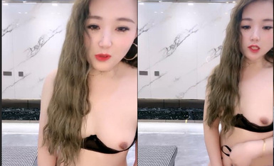 肉欲系甜美新人小姐姐！手指猛搓骚逼！假屌磨蹭洞口，地上骑坐深插，高潮喷了一地水，表情非常享受